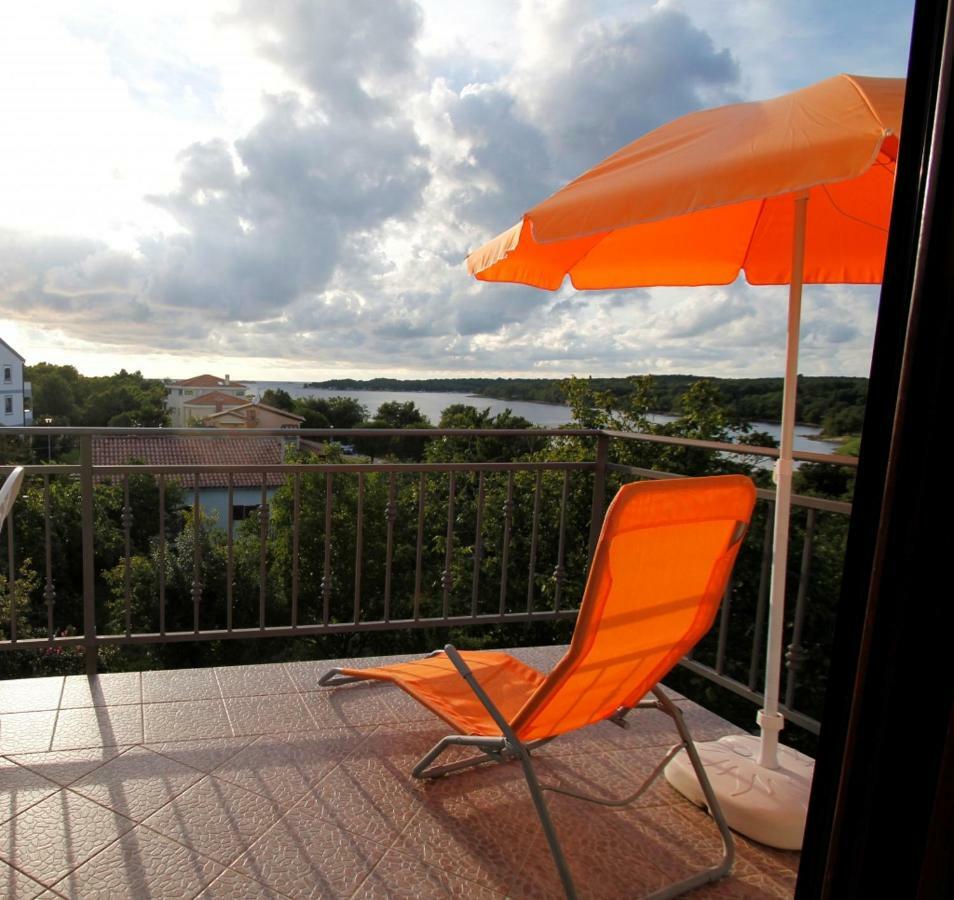 Apartment In Funtana With Seaview, Balcony, Air Condition, Wifi Exteriör bild